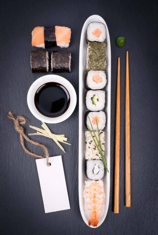 日本寿司与蘸酱图片