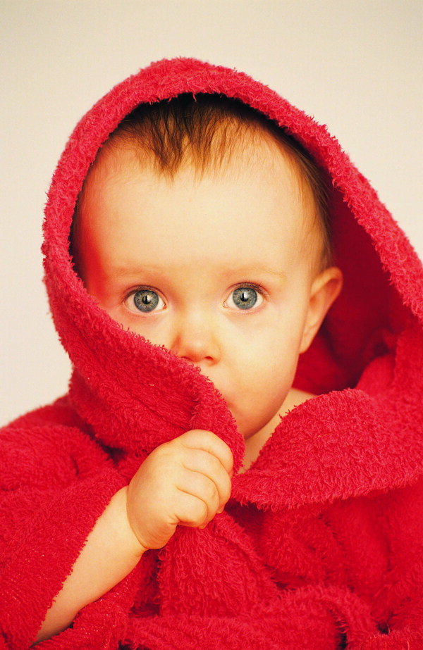 被红毛巾包裹着的小朋友图片