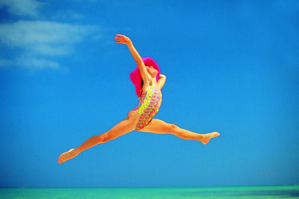 沙滩上跳跃的性感美女图片