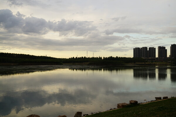 沈阳丁香湖景色黄昏