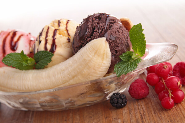 巧克力冰淇淋与香蕉图片