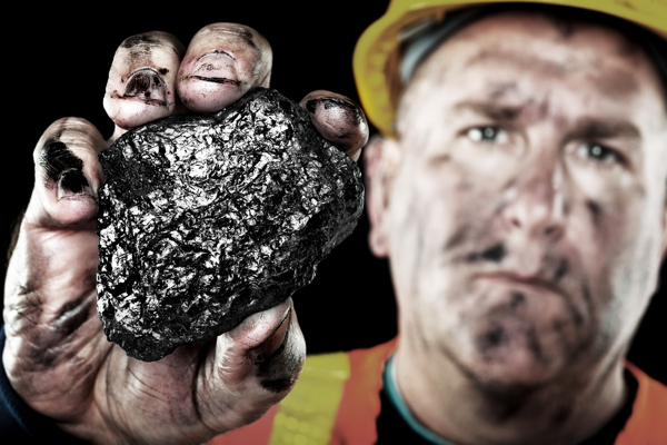 拿着煤碳的工人图片