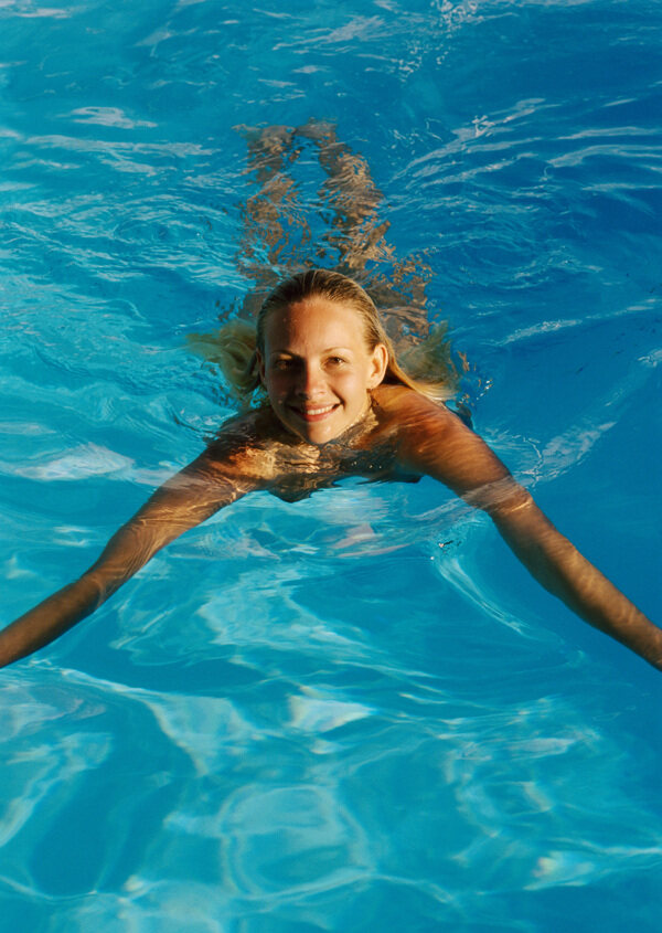 游泳的性感美女摄影图片