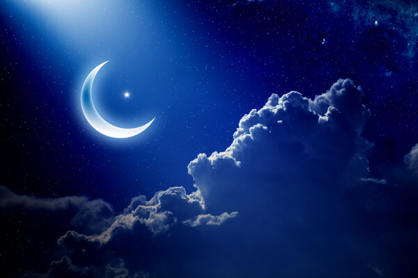 蓝色夜空中的月亮图片