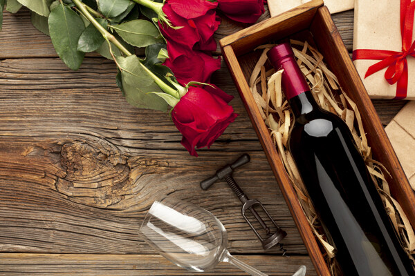 红玫瑰与木盒里的红酒