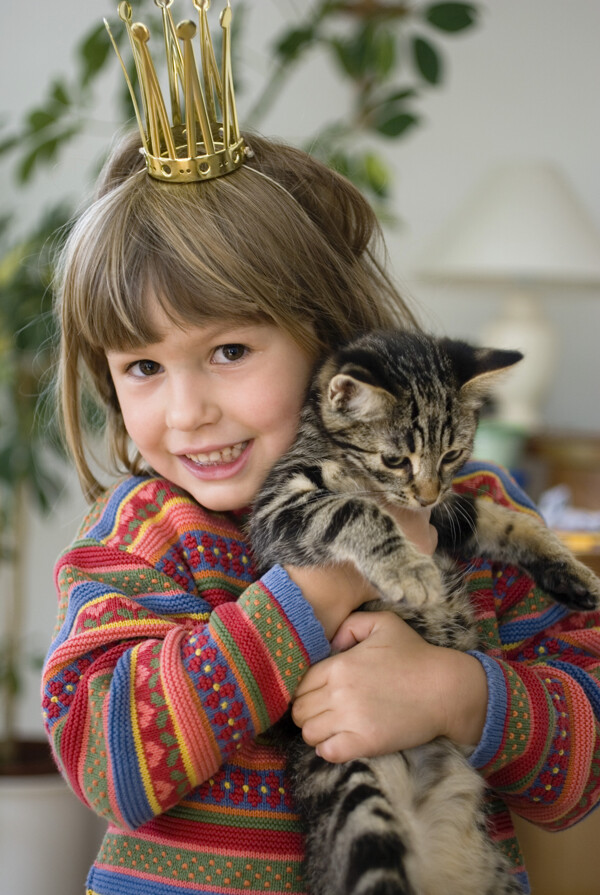 可爱小女孩与猫咪图片