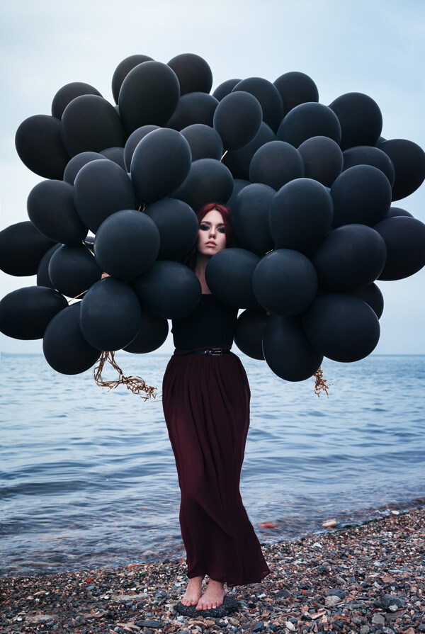 海边拿气球的时尚美女图片