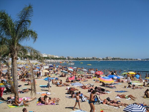 法国戛纳沙滩游人游泳蓝色海洋晒太阳海滩图片