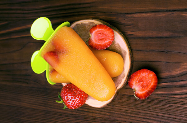 木板上的芒果草莓冰淇淋