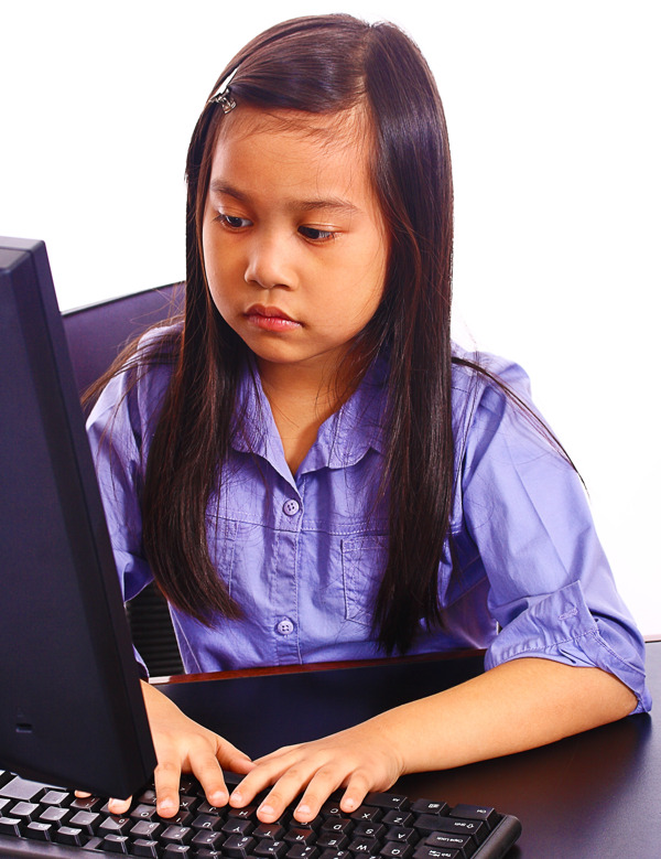 年轻的女孩学习和浏览互联网