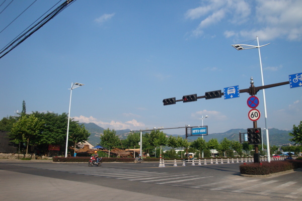 城市道路之蔚蓝天空图片