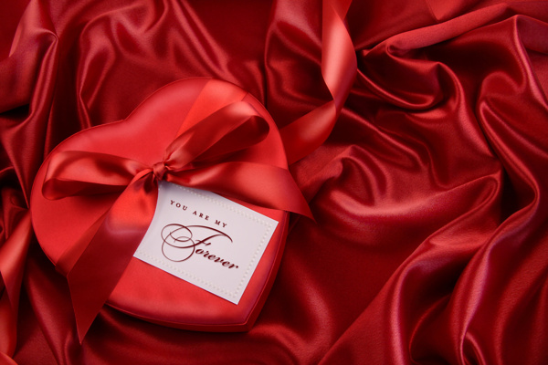 情人节礼物与红绸背景图片