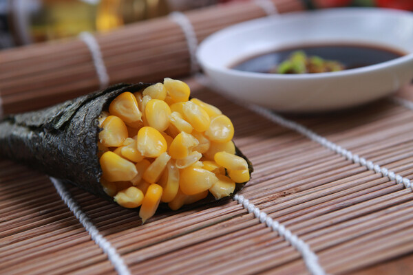 玉米手卷寿司图片