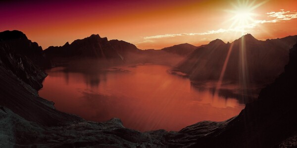 高山湖泊日落
