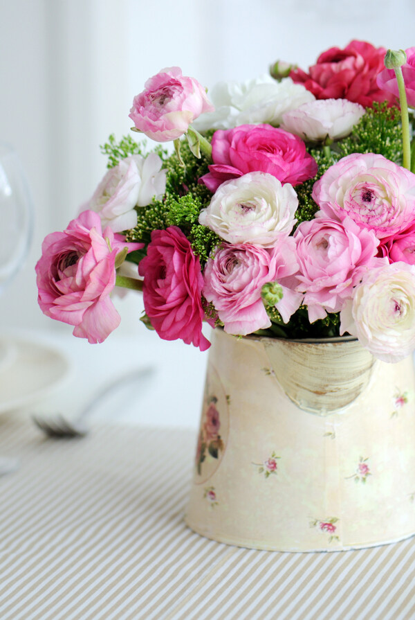 美丽的花瓶与花朵图片