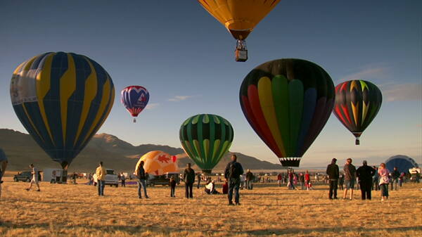 观众看着热气球升空的股票视频视频免费下载