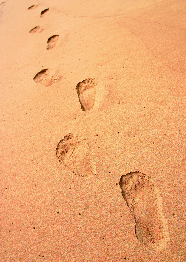 夏日沙滩脚印图片
