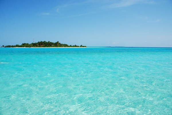马尔代夫岛美丽的绿松石水