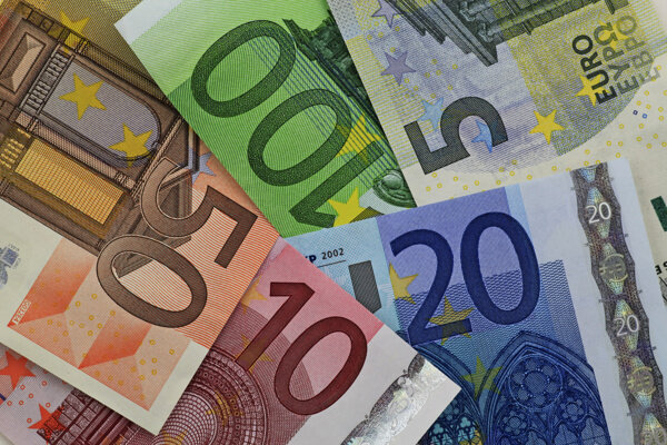 不同面值的欧元纸币图片