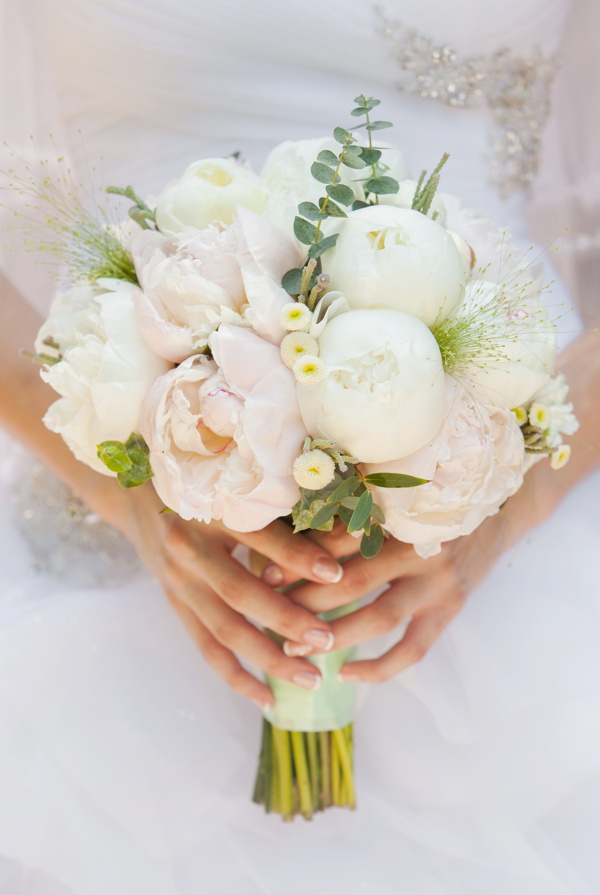 双手捧着花朵的新娘图片