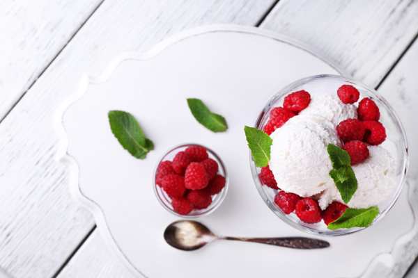 树莓冰淇淋摄影图片