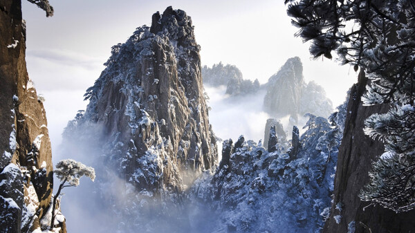 冬天山峰雪景图片