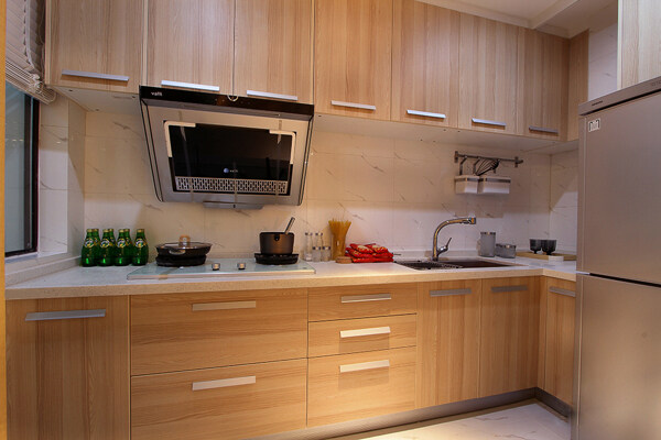 简约厨房木质条纹橱柜装修效果图