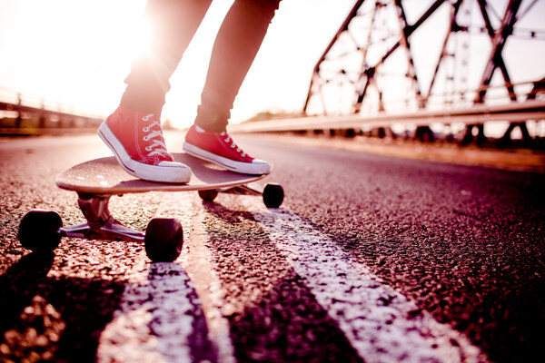 在道路上玩滑板的女孩图片