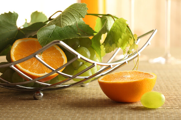 水果盘里的橙子图片
