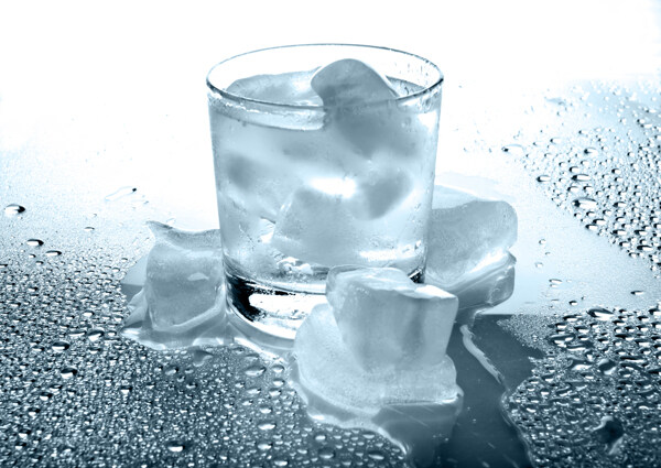 杯子里的冰块与水珠图片
