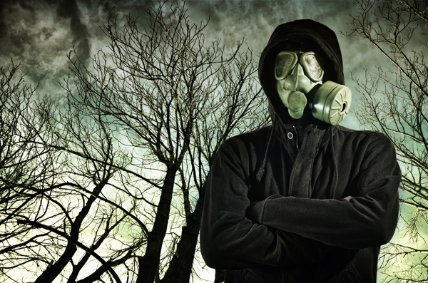 空气污染与戴防毒面具的男人图片
