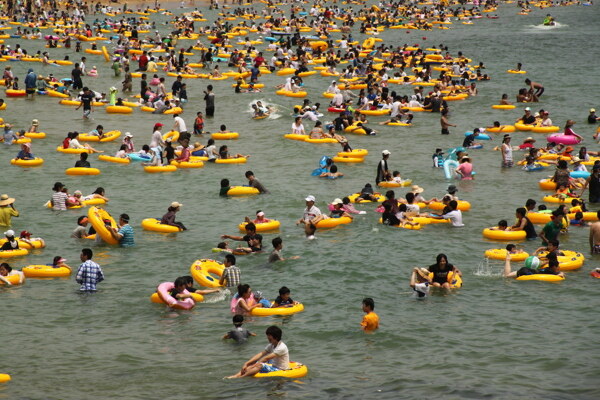 夏季海滩游泳热闹场景图片