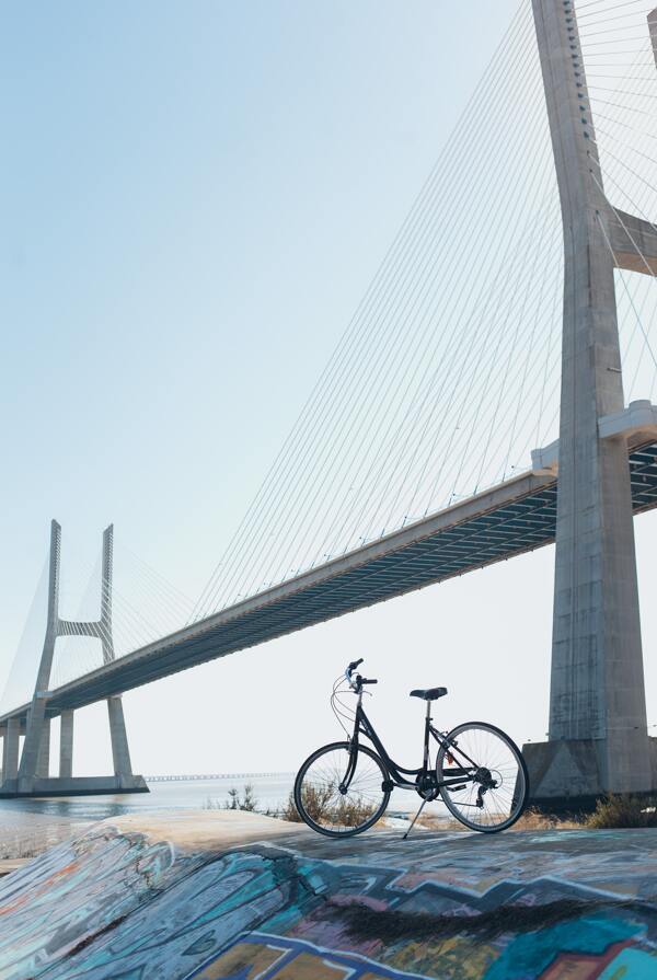 大桥桥底自行车简约墙画背景