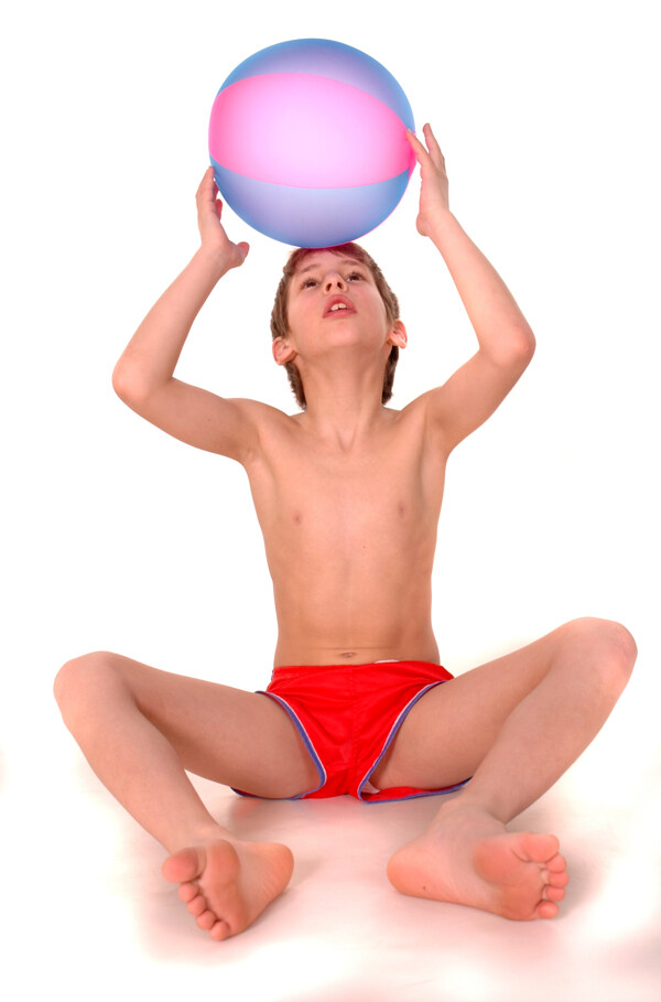 头顶充气球的男孩图片