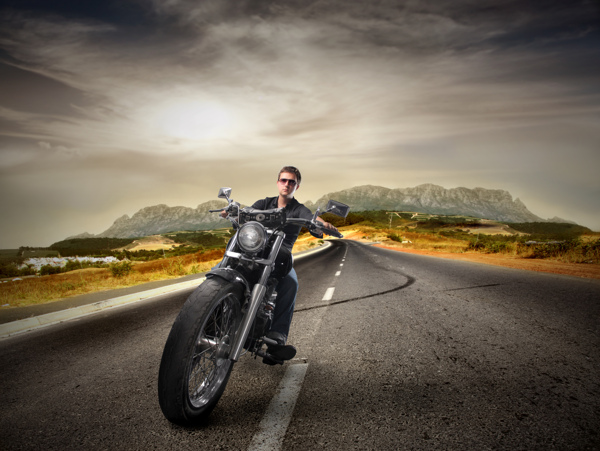 公路上骑摩托的帅哥图片