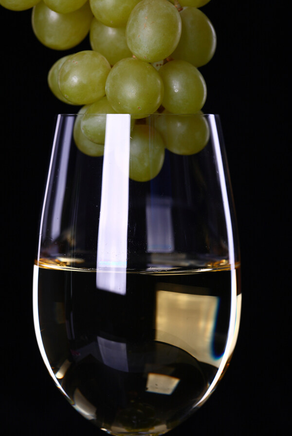 葡萄酒上的青葡萄图片