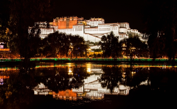 布达拉宫夜景图片