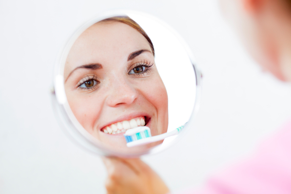 照镜子刷牙的女人图片