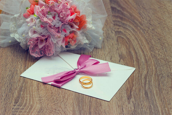 婚礼贺卡与结婚戒指图片