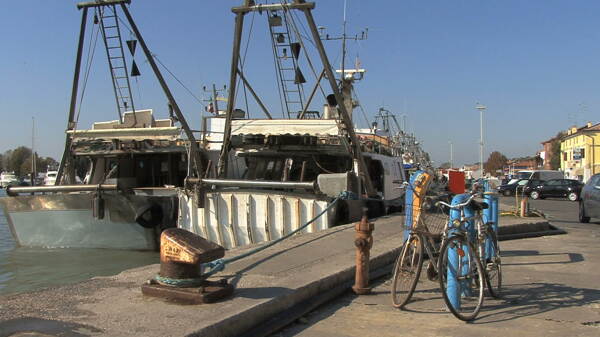 意大利宝洲渔船和自行车股票视频