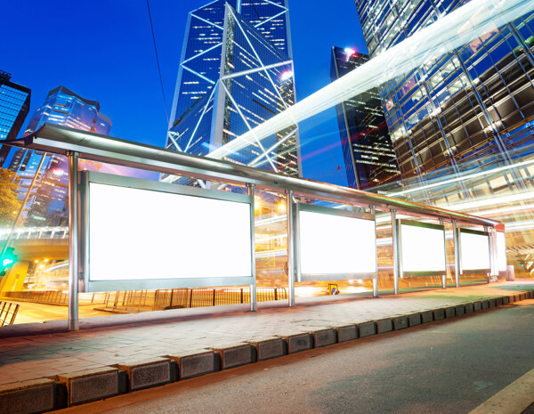 香港夜景与公交站台广告牌图片