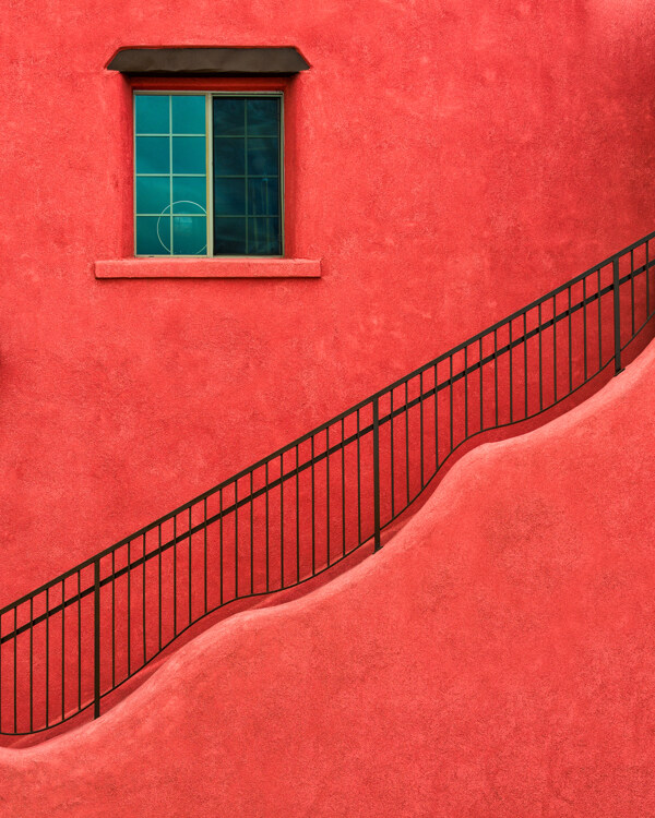 红色楼梯和护栏