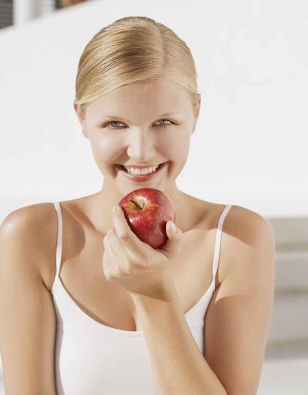 吃苹果的少女图片