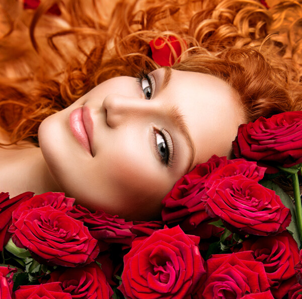 躺在玫瑰花边的美女图片