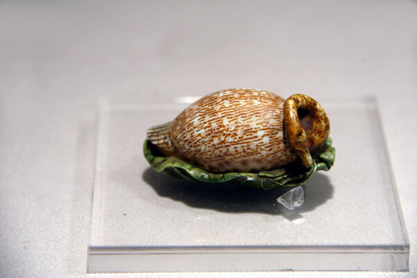 贝壳象牙雕凫式鼻烟壶图片