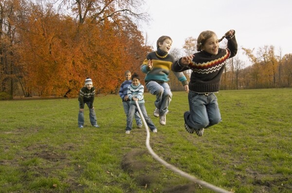 跳大绳的儿童图片