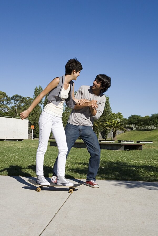 玩滑板的时尚青年图片