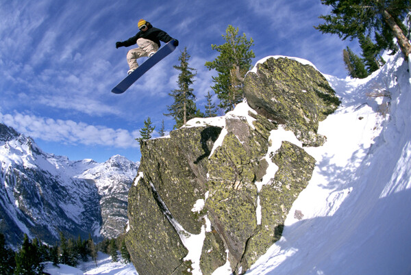 腾空飞越滑雪男人PSD素材图片