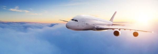 云朵中飞行的客机图片