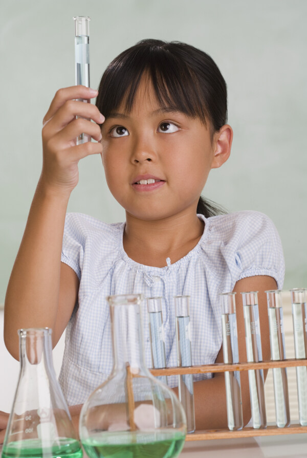 做化学实验的小女生图片